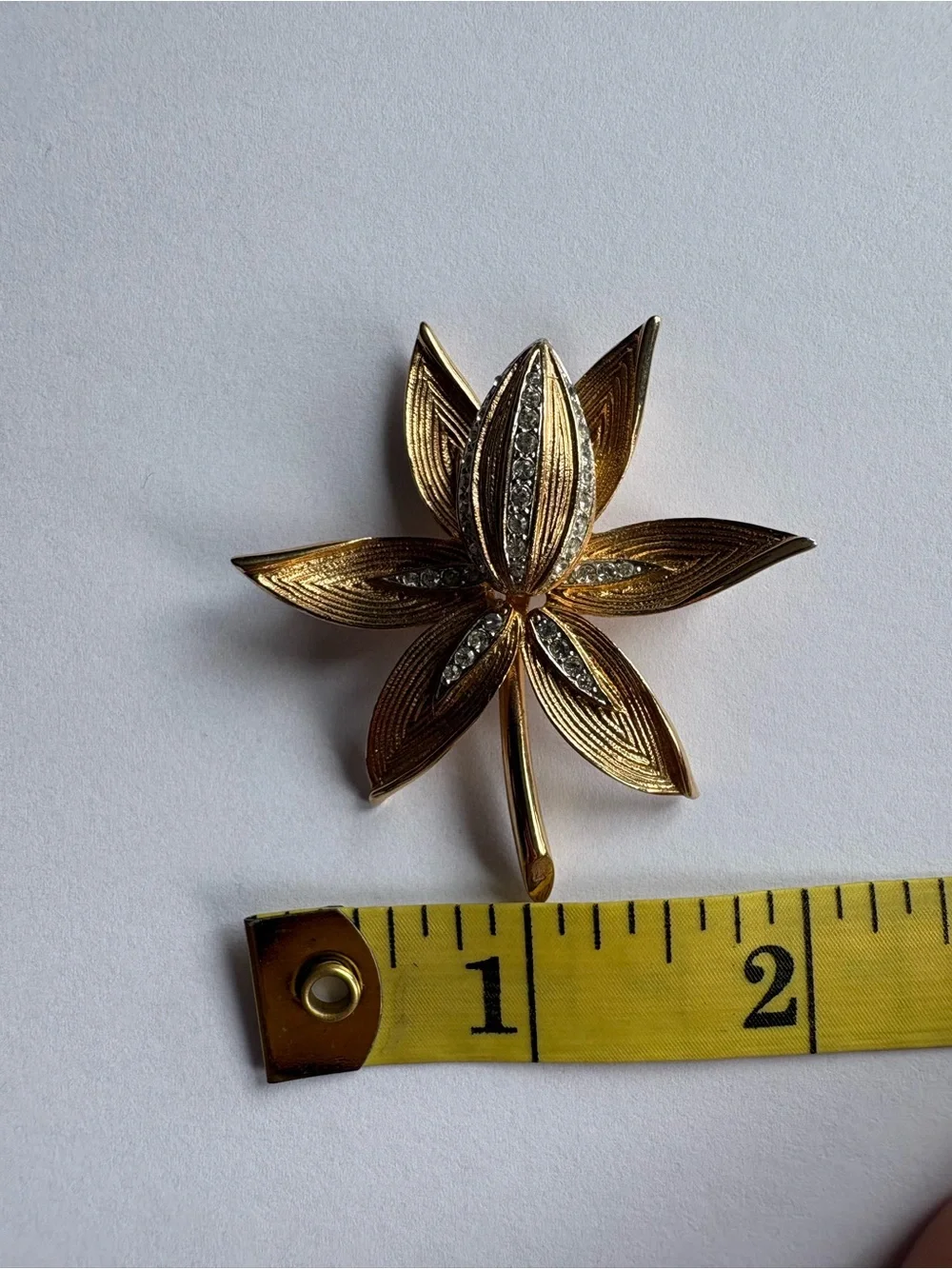 Vintage Kramer Clear Rhinestone Gold Tone Flower Brooch Pin‎ Orchid Water Lily